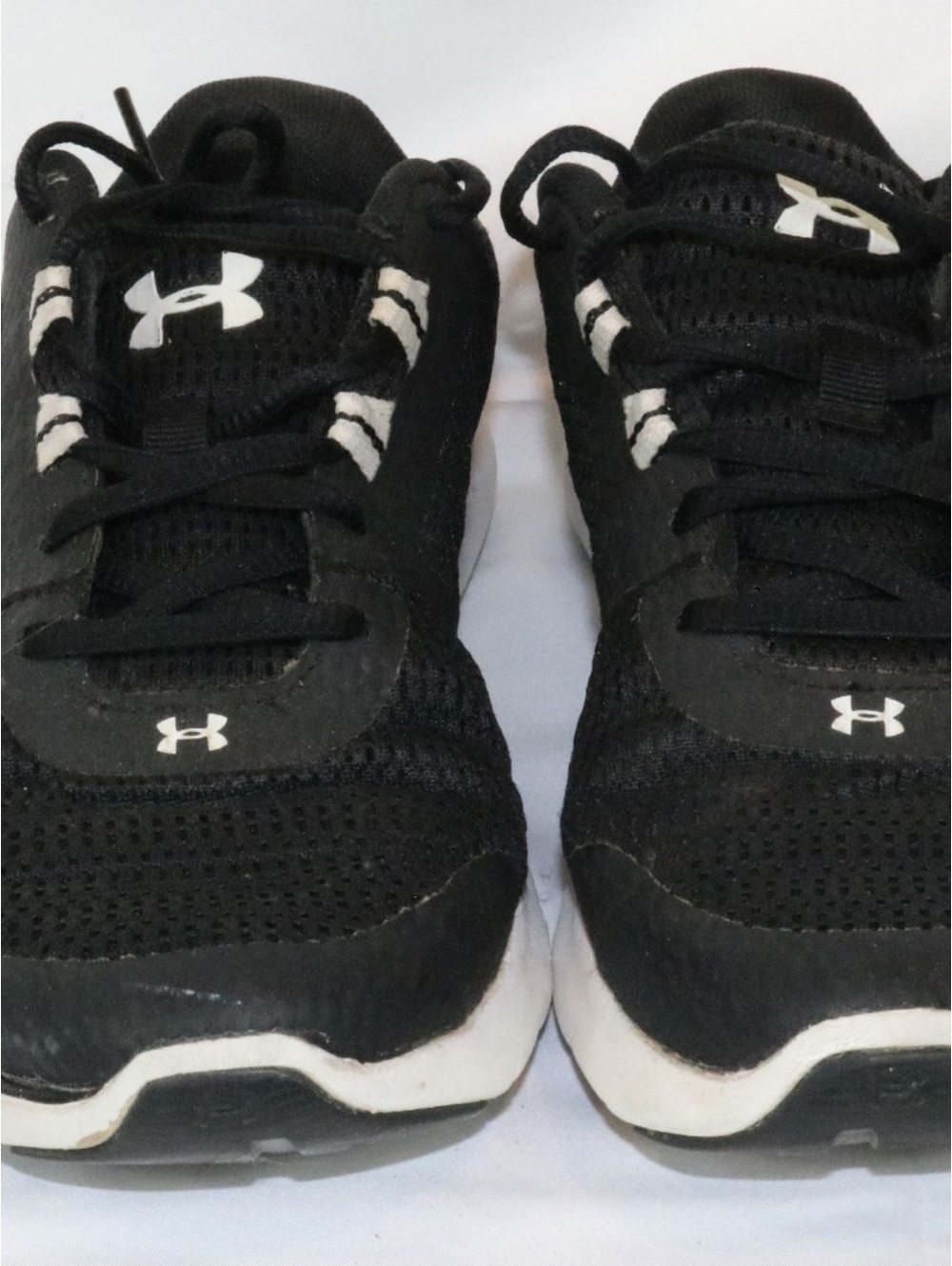Under Armour Women’s Black/White Sneaker, Size 6